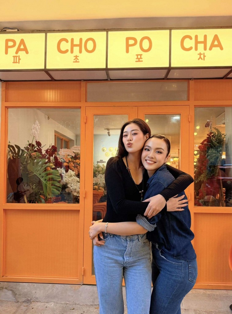 Khánh Vân đọ sắc cùng Á hậu Huỳnh Phạm Thủy Tiên.