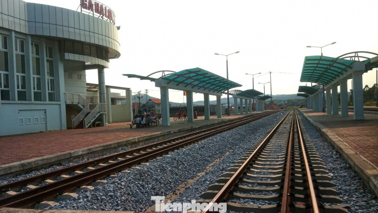 Tuyến đường sắt Kép - Hạ Long - Cái Lân (126km) được đề xuất nâng cấp, mở rộng tận dụng hạ tầng tuyến Lim - Phả Lại. Ảnh: Hoàng Dương.