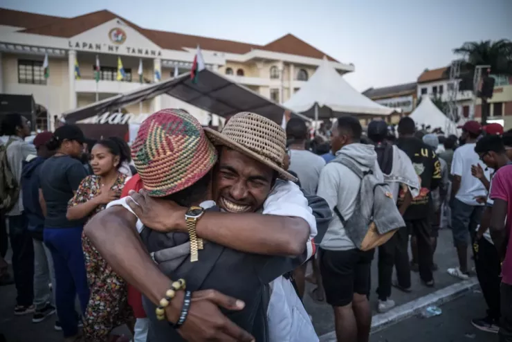 Người dân Madagascar vui mừng sau khi quốc hội luận tội Tổng thống Madagascar - ông Andry Rajoelina ngày 14-10. Ảnh: THE NEW YORK TIMES