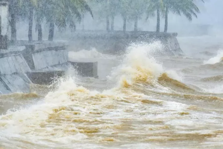 Vùng áp thấp ở vùng biển ngoài khơi Philippines có thể mạnh lên thành bão và đi vào Biển Đông, trở thành cơn bão số 12. (Ảnh minh hoạ: ĐẶNG TRUNG)