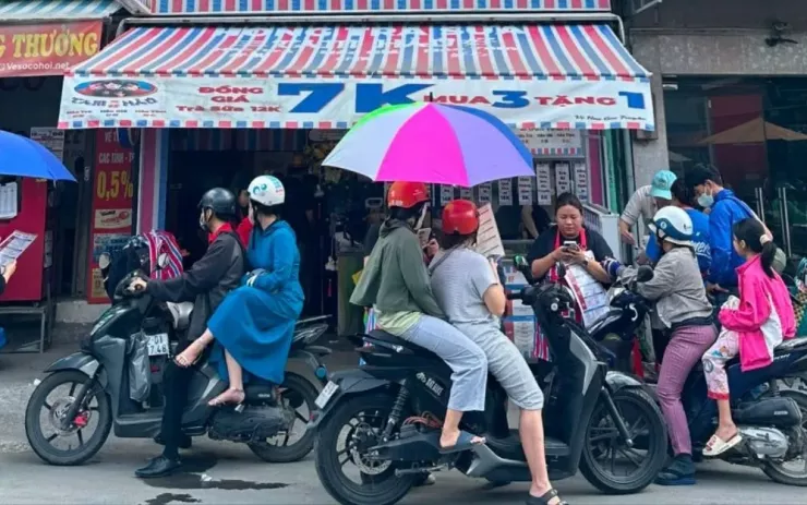 Một quán trà sữa đồng giá 7.000 đồng tại TP.HCM vào giờ trưa. Ảnh: CTV