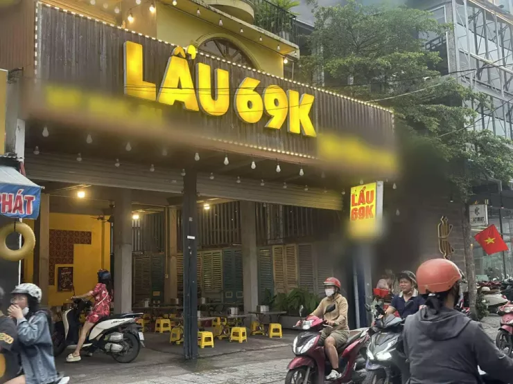 Một quán lẩu 69.000 đồng vừa được nhân viên sắp xếp bàn ghế để chuẩn bị đón khách. Ảnh chụp vào khung giờ 16g30 chiều.