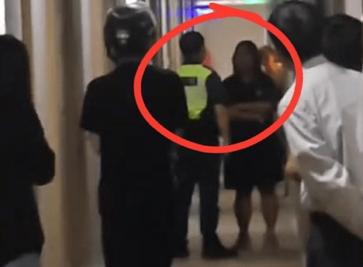 Người vợ trình bày vụ việc với một sĩ quan. Ảnh chụp màn hình