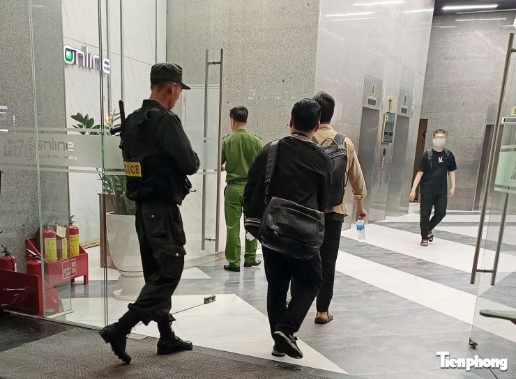 Cảnh sát có mặt tại tòa nhà 18 Tam Trinh, nơi có trụ sở công ty Shark Bình.