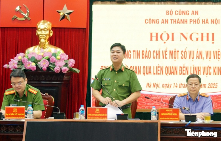 Thiếu tướng Dương Đức Hải - Phó giám đốc CATP Hà Nội chủ trì buổi thông tin báo chí về vụ án.