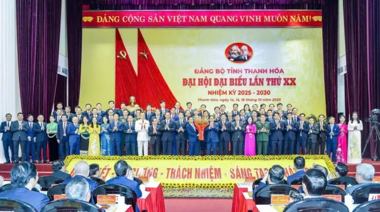 Thủ tướng Phạm Minh Chính tặng hoa chúc mừng Ban Chấp hành Đảng bộ tỉnh Thanh Hóa khóa XX, nhiệm kỳ 2025-2030. Ảnh: ĐẶNG TRUNG