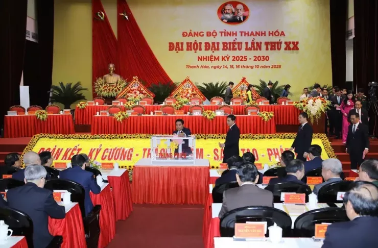 Các đại biểu bỏ phiếu bầu Ban Chấp hành Đảng bộ tỉnh Thanh Hóa khóa XX, nhiệm kỳ 2025-2030. Ảnh: ĐẶNG TRUNG