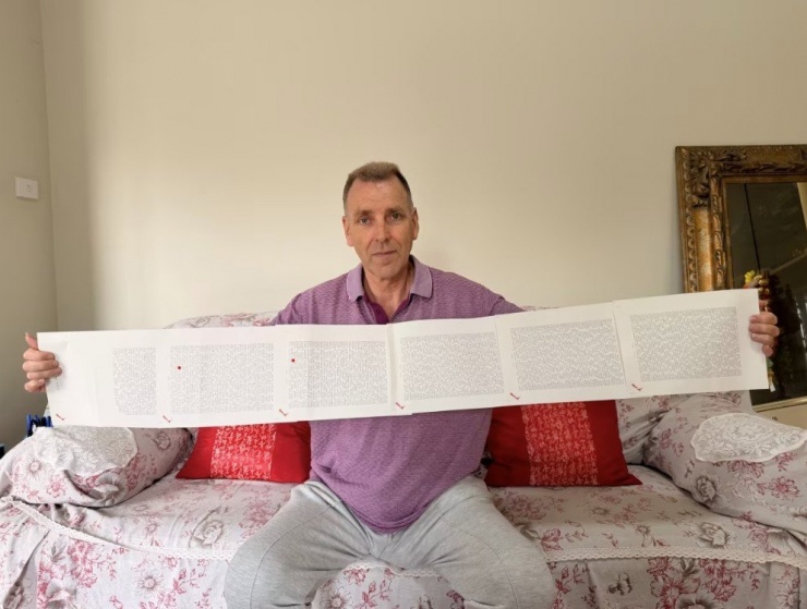 Tên của ông tốn 6 trang giấy để viết hết. (Ảnh: CNN)