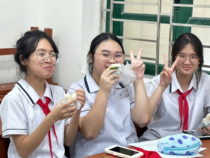 Học sinh THCS Hồng Bàng ăn trưa tại trường trong ngày mưa lụt, sáng 14/10. Ảnh: Xuân Hoa