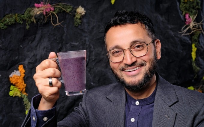 Sinh tố chứa rau, trái cây, yến mạch, bột collagen... là thức uống quen thuộc trong bữa trưa của bác sĩ người Anh nhằm tăng cường chất xơ, vitamin cho cơ thể.