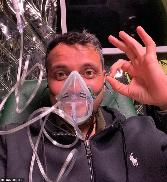 Tiến sĩ Enayat thực hiện cùng lúc nhiều phương pháp chuyên sâu kết hợp quản lý chế độ ăn uống, ngủ nghỉ nhằm đảo ngược tuổi sinh học.