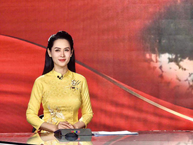 BTV Thúy Hằng là một trong những gương mặt MC, BTV quen thuộc của VTV, cô từng dẫn chương trình bản tin Thời sự 19h. Sau này, nữ BTV chuyển về Nam và công tác ở kênh VTV9. BTV Thúy Hằng được khán giả yêu mến qua lối dẫn chương trình tự nhiên, giọng nói nhẹ nhàng và ngoại hình đậm chất Á Đông. Cũng như các nữ đồng nghiệp khác khi lên sóng, BTV Thúy Hằng chọn áo dài nền nã và thanh lịch. Nữ BTV có bộ sưu tập áo dài với đủ màu sắc khác nhau. Khi cô diện màu vàng thêu chim công...