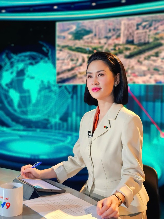 Ngoài áo dài, BTV Thúy Hằng còn chọn vest mỗi khi lên sóng. Nữ BTV sinh năm 1980 đã chọn vest cách điệu để trẻ trung hơn.