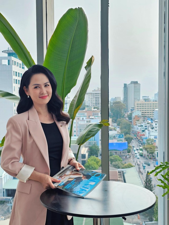 Hoặc cô mix blazer dáng dáng dài nhẹ nhàng và lịch sự khi lên sóng truyền hình.