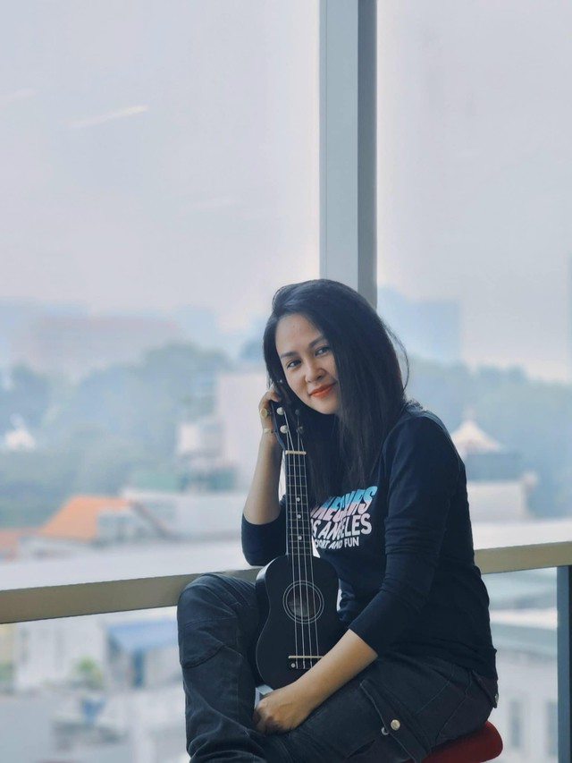 Có lúc nữ BTV lại giản dị với cần kaki phong cách hiphop cùng áo thun đồng màu.