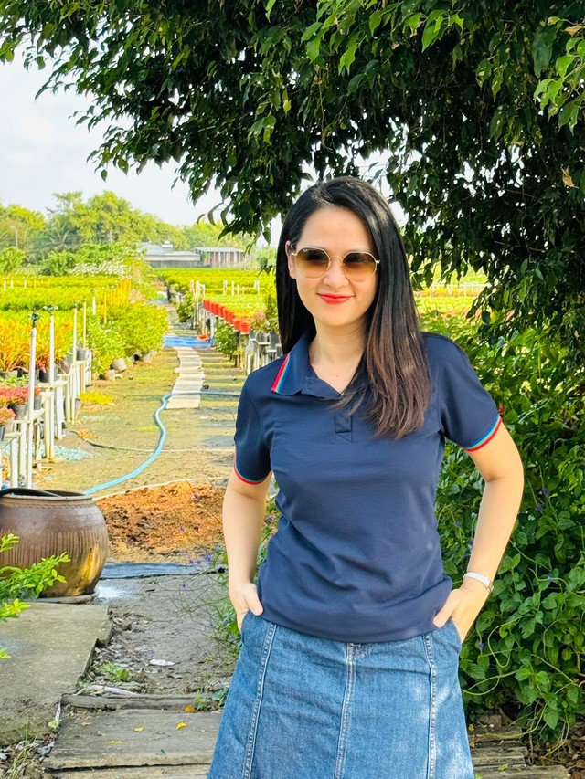 Có lúc BTV Thúy Hằng mix đồ phá cách với chân váy jeans và áo polo trẻ trung.