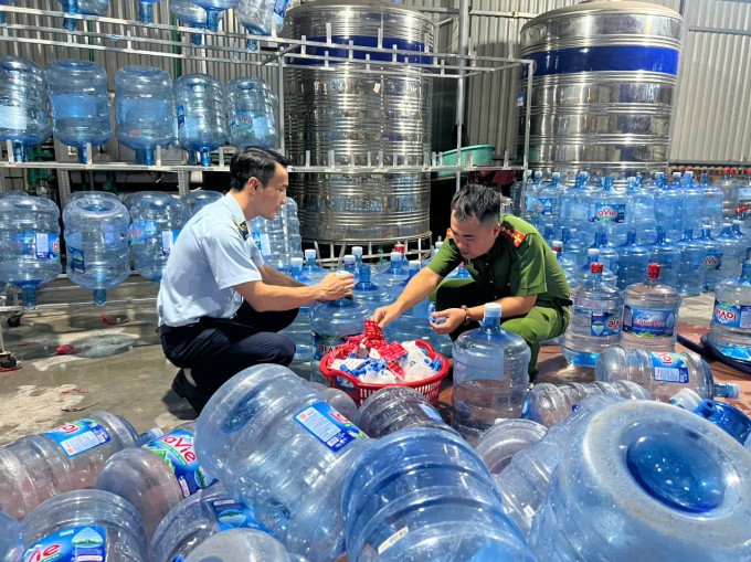Các vỏ bình Lavie giả bị thu giữ. Ảnh: Công an cung cấp