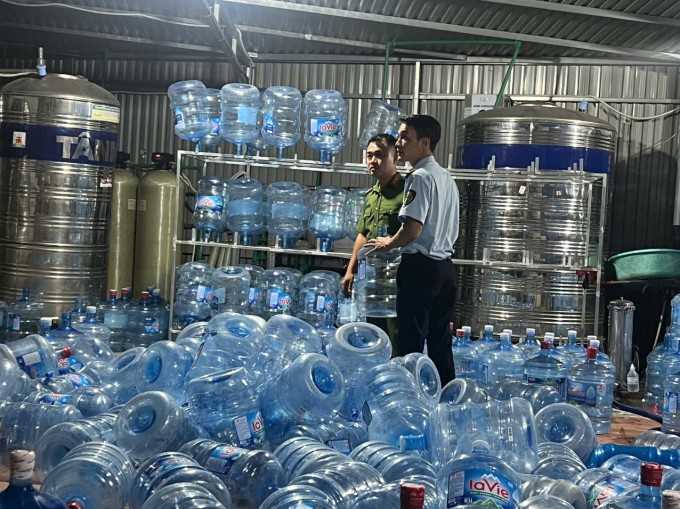 Các vỏ bình được rửa sạch để bơm nước lã vào. Ảnh: Công an cung cấp