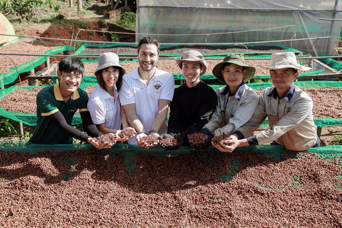 Nông trại iForest đón tình nguyện viên nước ngoài đến tìm hiểu về cà phê Việt - Ảnh: NVCC