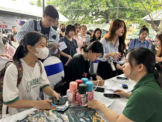 Người trẻ tìm việc ở hội chợ việc làm tại phường Phước Long, TP Thủ Đức, TP HCM. Ảnh: Ngọc Ngân