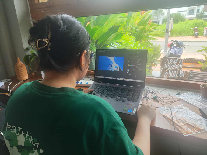 Hoàng Oanh trong quán cà phê ở phường Ngã Bảy, TP Cần Thơ, trưa 10/10. Ảnh: Nhân vật cung cấp