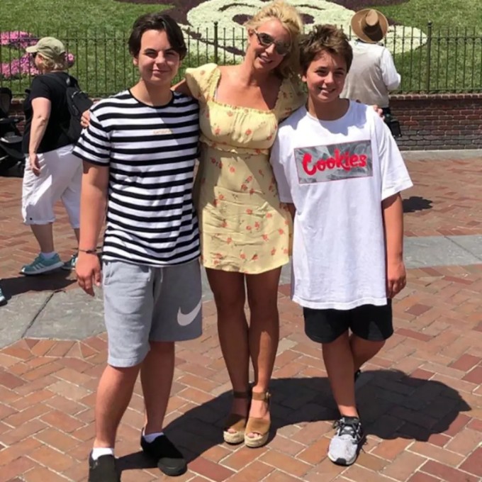 Britney Spears bên hai con trai vài năm trước. Ảnh: Instagram