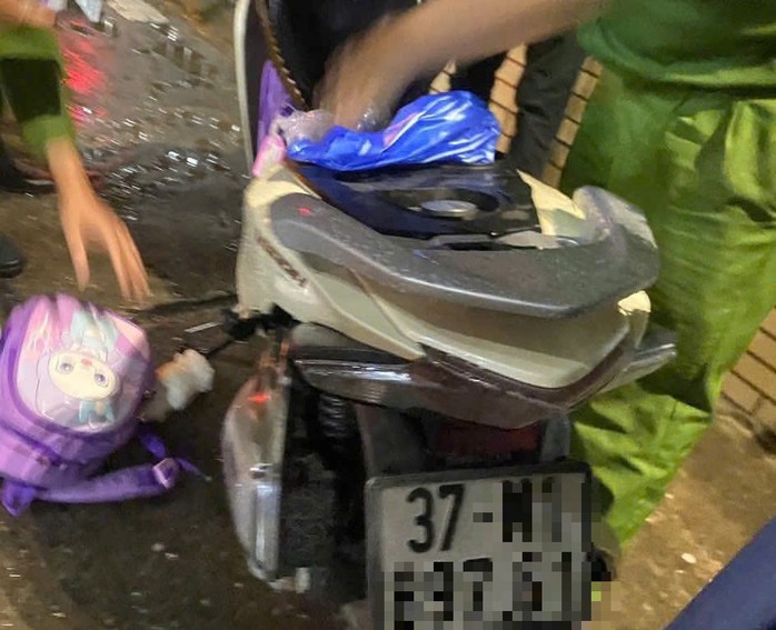 Xe máy và cặp sách của 2 cháu nhỏ được phát hiện ở trên cầu Bến Thủy. Ảnh: T. Vinh