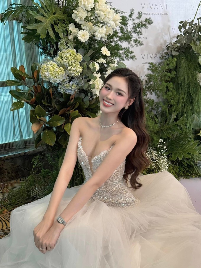Hoa hậu Đỗ Thị Hà sắp lên xe hoa sau nhiều năm hẹn hò.