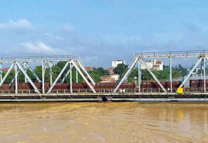 Tàu hàng nặng khoảng 300 tấn giữ cầu Sông Thương. Ảnh: Đức Huy