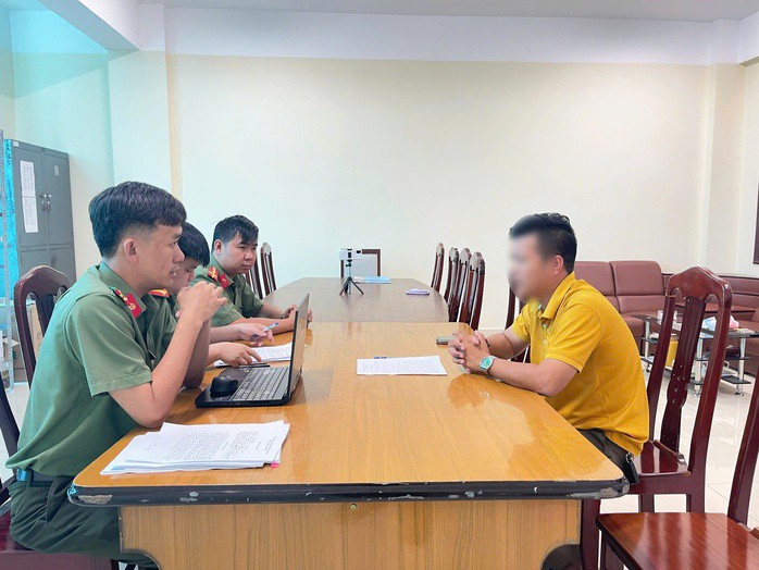 Công an tỉnh Lâm Đồng làm việc với một trong các cá nhân thông tin sai sự thật liên quan đến đoạn clip ở sân bay Liên Khương.