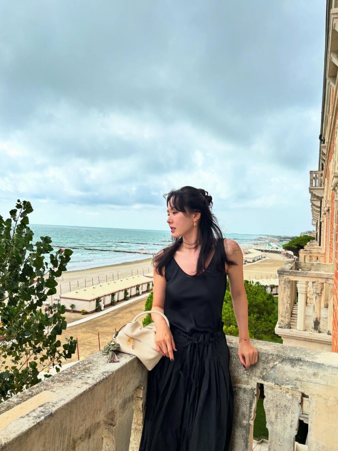 Những năm gần đây, Son Ye Jin chủ yếu để tóc dài, uốn xoăn lơi nhẹ nhàng.