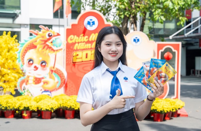 Sinh viên trường Đại học Công thương TP HCM chụp ảnh với tiểu cảnh đón Tết Nguyên đán 2025. Ảnh: HUIT