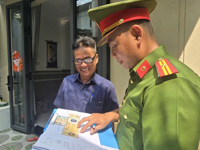 Công an TP HCM sẽ đến từng nhà dân phát phiếu thu thập thông tin giấy phép lái xe.