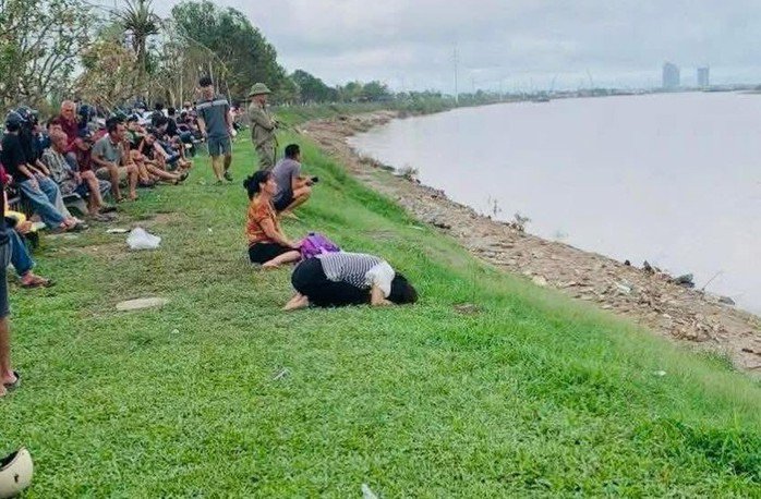 Người thân đau đớn khi nghe tin anh D. cùng 2 con nhỏ nhảy cầu tự tử. Ảnh: D. Quân