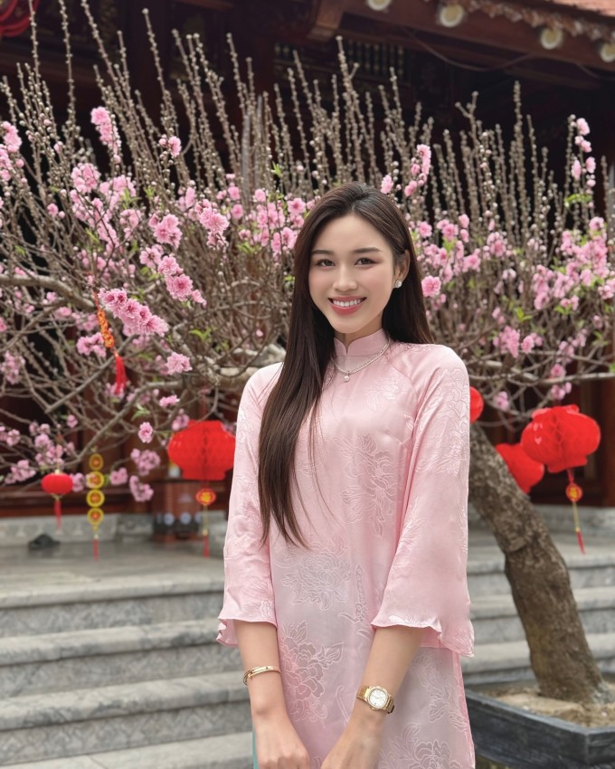 Từ khi đăng quang đến nay, Hoa hậu Đỗ Thị Hà gắn liền với mái tóc dài thướt tha.