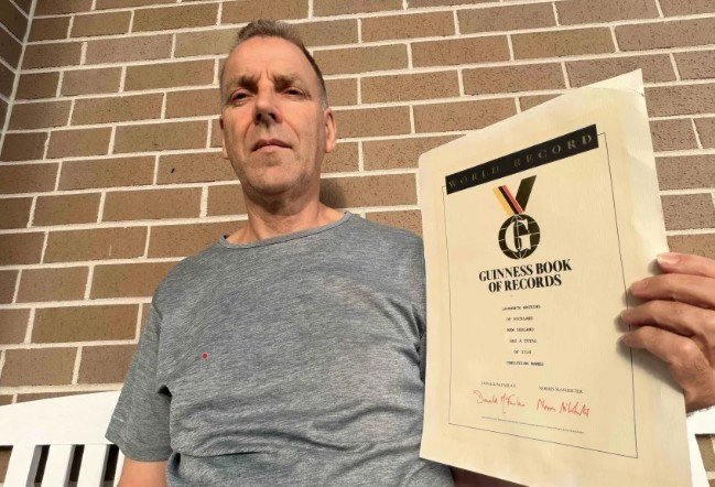 Ông Laurence Watkins được ghi danh trong kỷ lục Guiness với tên thánh dài nhất thế giới. (Ảnh: CNN)