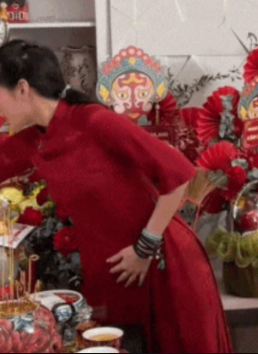 Những hình ảnh Khánh Vân lấy tay che vòng 2 hay mặc áo suông,... dấy lên nghi vấn mang thai.