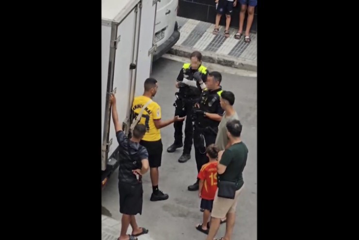 Hình ảnh bố của Yamal và bên xảy ra xô xát làm việc với cảnh sát chiều ngày 14/8