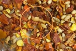 Thị trường - Tiêu dùng - Đặt đồ ăn online được “tặng thêm” giòi, quán chặn luôn khách và cái kết