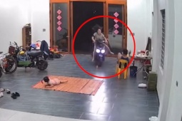 Xe máy - Xe đạp - Clip: Chồng con hết hồn khi vợ dắt xe vào nhà theo phong cách có 1-0-2