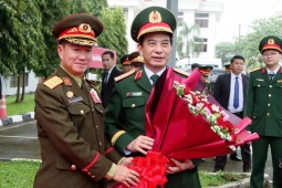 Việt Nam tặng xe chỉ huy, pháo hoa để Lào tổ chức 50 năm Quốc khánh