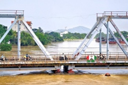 Tàu hàng 300 tấn giúp cầu Sông Thương trụ vững trong lũ