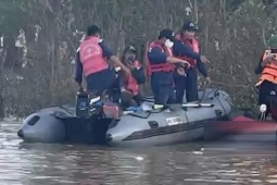 Vụ bố ôm 2 con nhỏ nhảy sông tự tử: Tìm thấy thi thể người bố