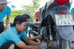 Ấm lòng thợ xe Thanh Hóa đến Thái Nguyên sửa xe miễn phí cho người dân sau ngập