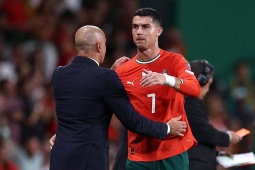 Ronaldo & Mendes phối hợp đá phạt như tấu hài, fan Bồ Đào Nha đòi sa thải Martinez