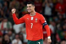 Ronaldo ghi cú đúp cán mốc 948 bàn, phá kỷ lục mọi thời đại ở vòng loại World Cup