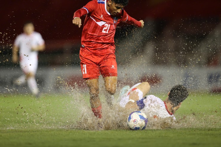 Cơn mưa lớn bất chợt khiến trận đấu trở nên khó khăn hơn với ĐT Việt Nam