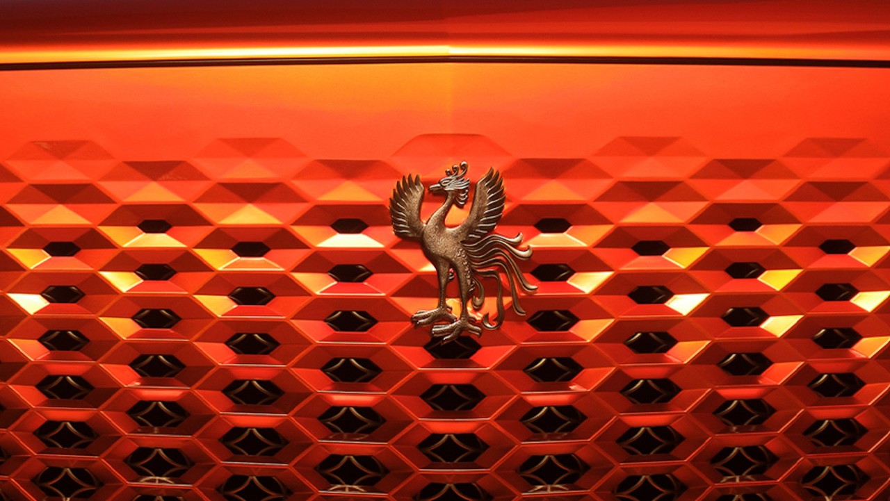 Toyota thực hiện cú “bẻ lái” táo bạo, thách thức Rolls-Royce và Bentley - 2