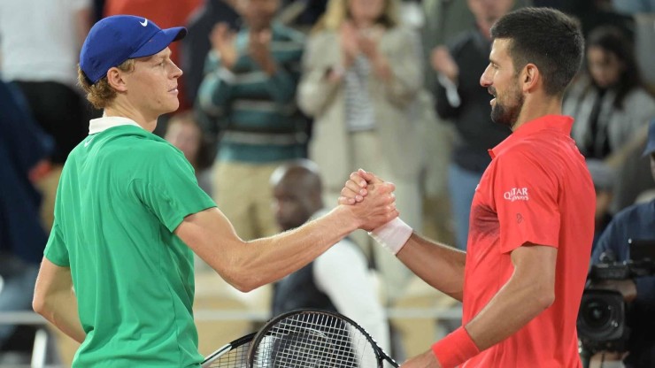 Djokovic (áo đỏ) “vượt mặt” Sinner.