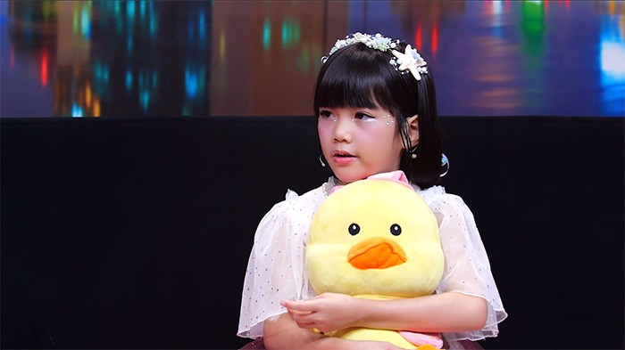 Cô bé vẫn cảm thấy thiếu thốn tình cảm vì mẹ luôn bận rộn.